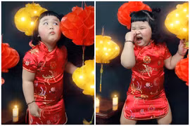 Bé gái “gây bão” với biểu cảm khó đỡ khi chụp ảnh trung thu