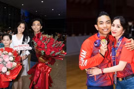 Con trai Khánh Thi - Phan Hiển nửa đêm mang hoa ra sân bay đón bố mẹ