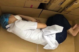 Chống dịch mệt mỏi, nữ điều dưỡng ngủ trên bìa carton gây xúc động