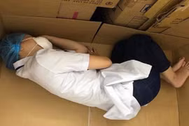 Chống dịch mệt mỏi, nữ điều dưỡng ngủ trên bìa carton gây xúc động