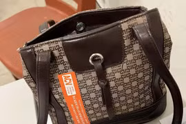 Hành khách liên tiếp bỏ quên vali, túi chứa triệu ngoại tệ ở sân bay Nội Bài