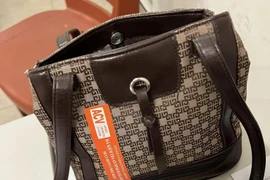 Hành khách liên tiếp bỏ quên vali, túi chứa triệu ngoại tệ ở sân bay Nội Bài