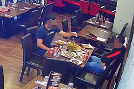 Video: 2 thực khách dùng “trò bẩn” quỵt tiền đồ ăn bị bắt quả tang