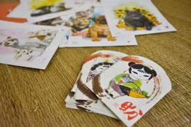 Bao lì xì được tái chế từ lịch cũ, nhìn phát mê