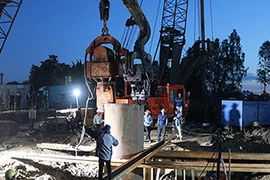 Chuẩn bị rút ống vách ở hiện trường bé trai rơi xuống trụ bê tông