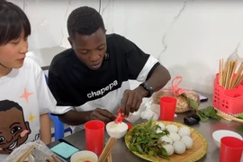 Khách châu Phi 'toát mồ hôi' thưởng thức đặc sản ở Hà Tĩnh