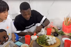 Khách châu Phi 'toát mồ hôi' thưởng thức đặc sản ở Hà Tĩnh