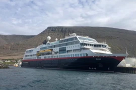 Tàu du lịch bị sóng đánh dữ dội, nước tràn vào gây mất điện