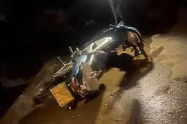 Đi xe máy đâm vào cột điện, 3 nữ sinh thương vong