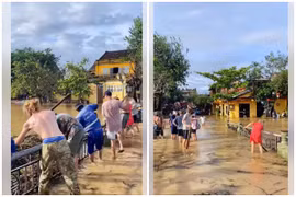 Du khách nước ngoài dọn rác sau bão Noru ở Hội An