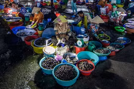 Chợ ngồi xổm bán hàng của nhà trồng được ở miền Tây