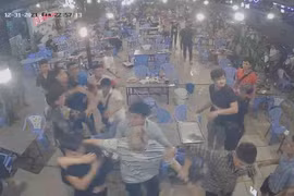 Mời bia và xin số điện thoại bị từ chối, nhóm người đánh 4 cô gái