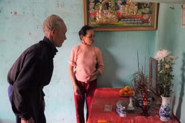 Ngã quỵ khi nhận hài cốt con trai qua Campuchia làm việc