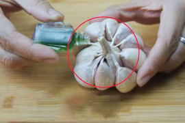 Trời mưa ẩm, chỉ cần đổ dầu gió vào tỏi đuổi muỗi hiệu quả