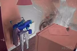 Xe đạp điện phát nổ khi đang sạc, người đàn ông sợ hãi bỏ chạy