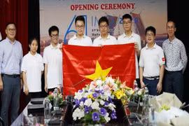 Không xài điện thoại, cậu bé lớp 10 đoạt huy chương vàng IMO 