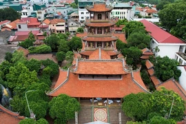 Khám phá ngôi chùa gốm sứ ở Bát Tràng