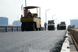 Cận cảnh "đại công trường" sửa chữa mặt cầu Thăng Long trước ngày thông xe