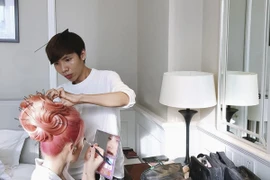 Chàng trai trổ tài biến tóc thành hoa, có giá lên 7 triệu đồng