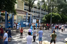 20.000 người đội nắng, xếp hàng lấy mẫu tầm soát Covid-19 ở TP.HCM