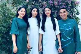 Vợ MC Quyền Linh quỳ gối tháo dép cho mẹ chồng