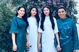 Vợ MC Quyền Linh quỳ gối tháo dép cho mẹ chồng