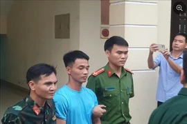 Tặng bằng khen cho người dân, cán bộ tham gia vây bắt Triệu Quân Sự