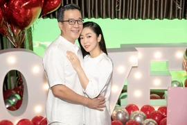 Hậu chia tay vua cá Koi, Hà Thanh Xuân thân thiết nam ca sĩ