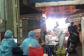 Nhân viên sân bay Tân Sơn Nhất được lấy mẫu xét nghiệm lại