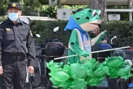 Dân mạng phẫn nộ vì 'ếch bán con' bị đuổi đi