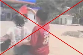 Nữ sinh vừa đi xe vừa tắm trên đường… chơi trội và cái kết