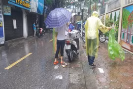 Đưa con đi thi trong cơn mưa tầm tã, có phụ huynh phải nhường dép cho con