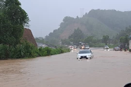 Cử tri than phiền quốc lộ 6 cứ mưa là ngập