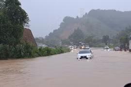 Cử tri than phiền quốc lộ 6 cứ mưa là ngập