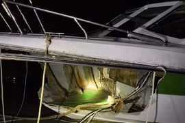 Ca nô vỡ toác mũi, trôi tự do sau khi bị lật trên biển Cửa Đại