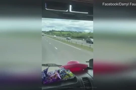 Video: Kinh hãi cảnh bố cho con 12 tuổi lái xe tải trên cao tốc