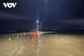 Các tỉnh miền Trung nỗ lực khôi phục lưới điện hư hỏng sau lũ 