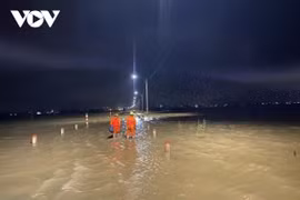 Các tỉnh miền Trung nỗ lực khôi phục lưới điện hư hỏng sau lũ 