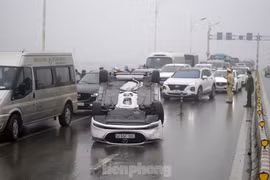 Cầu Vĩnh Tuy 'thất thủ' vì xế hộp lật ngửa giữa đường