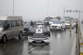 Cầu Vĩnh Tuy 'thất thủ' vì xế hộp lật ngửa giữa đường