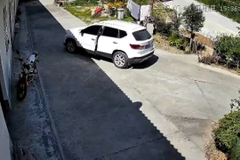 Quên kéo phanh tay, tài xế khiến ô tô lao xuống hố sâu