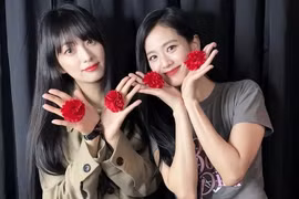  Netizen rần rần trước khoảnh khắc của chị em Jisoo