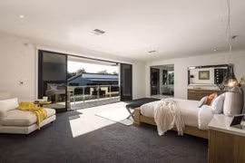 Biệt thự 15 triệu USD có sân bóng đá riêng