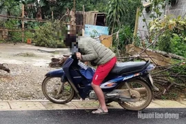 Nam thanh niên gục chết trên xe máy bên vệ đường