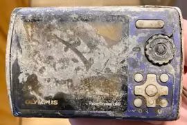 Ngư dân tìm thấy chiếc máy ảnh bị mất của người lạ