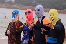 Đi biển mùa nắng nóng, hội chị em trùm kín mít cực dị