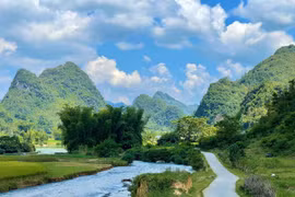 Thức dậy ở núi Mắt Thần, chiêm ngưỡng làn sương trên mặt nước