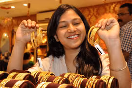 Có nên rút 3 tỷ tiết kiệm để mua vàng khi giá cao?