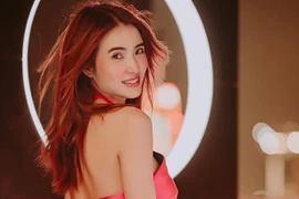 Em gái Công Vinh 'đốt mắt' dân tình diện bikini cực cháy