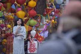 Trung thu cận kề, hội chị em "lên đồ" qua Hàng Mã check in